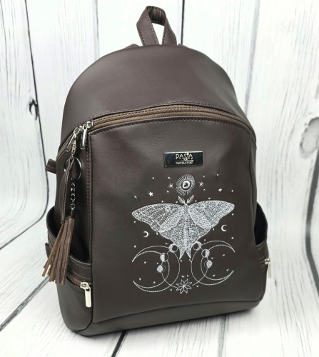 Plecak Abbey brązowy z haftem ćmy  