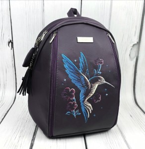  Plecak ciemny fiolet z haftem rajskiego kolibra