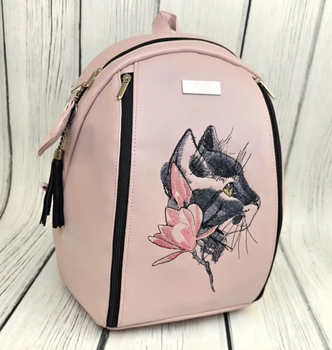 Plecak róż perłowy z haftem czarnego kota z magnolią 
