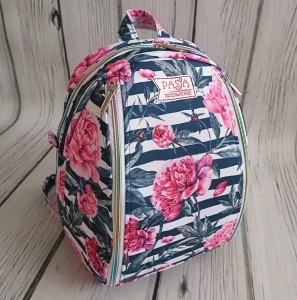 Plecak piwonie ma pasach