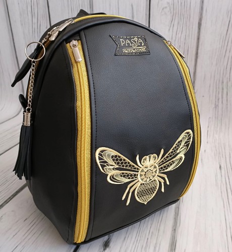  Plecak czarny z haftem pszczoły 