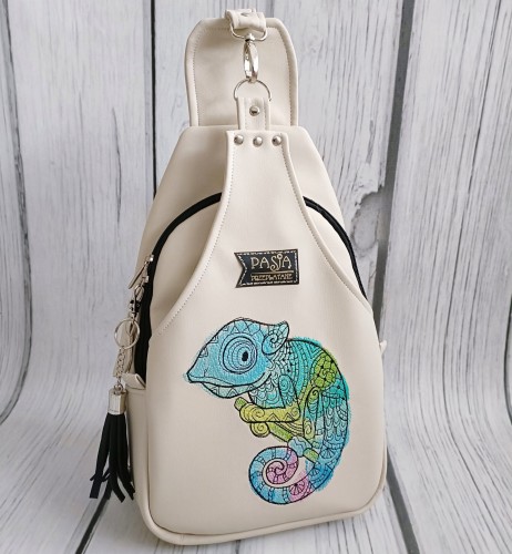 Plecak na jedno ramię ecru z haftem kameleona