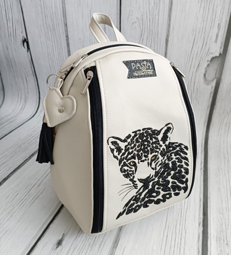  Plecak ecru z haftem leoparda 