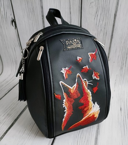  Plecak czarny z haftem lisa z listkami 