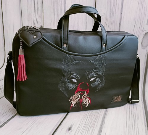 Torba na laptop czarna z haftem wilka z kobietą 