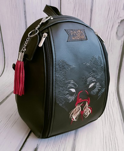  Plecak czarny z haftem wilka z kobietą