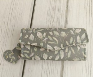 Portfel liście na szarym