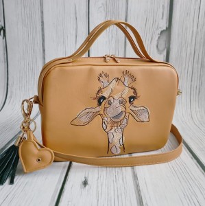 Torebka box karmel z haftem żyrafy