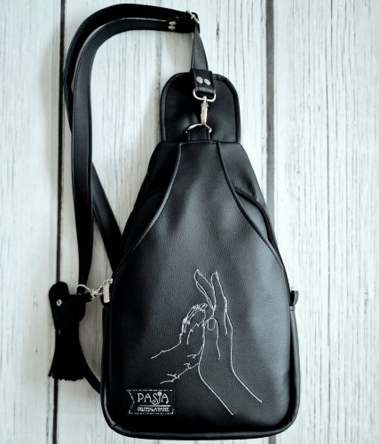 Plecak na jedno ramię czarny z haftem dłoni i psiej łapki