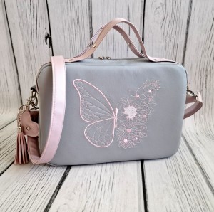 Torebka box szara z różem z haftem motyla kwiatowego
