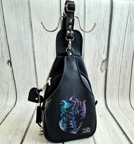 Plecak na jedno ramię czarny z haftem żaby