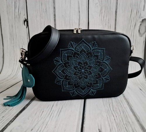 Torebka box czarna z haftem  turkusowej mandali  