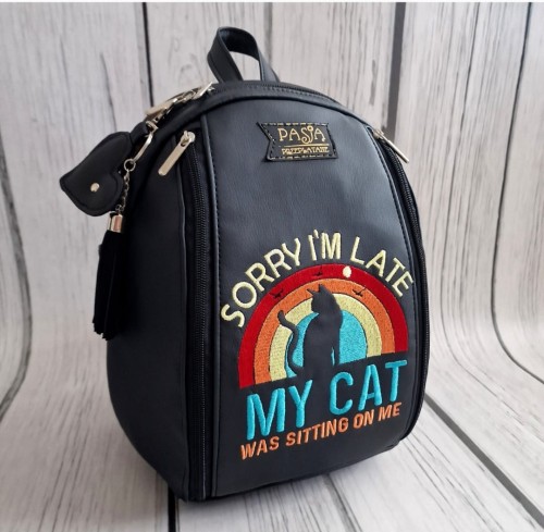  Plecak czarny z haftem Cat was sitting on me 