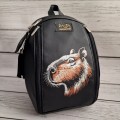  Plecak czarny z haftem kapibary 