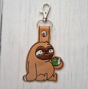 Brelok leniwiec z kawą