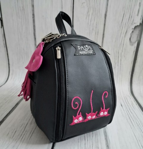 Plecak czarny z haftem trzech kotów fuksja 