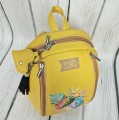 Plecak musztardowy z haftem tęczowej monstery 