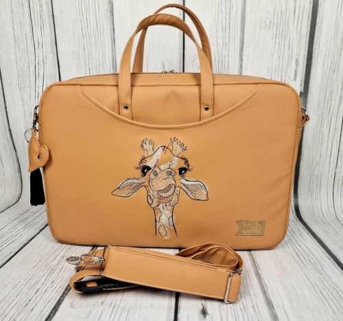 Torba na laptop karmel z haftem żyrafy