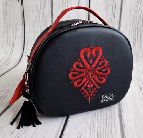 Torebka Hugo czarna z haftem czerwonej parzenicy