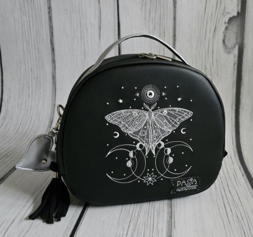 Torebka Hugo czarna z haftem ćmy 