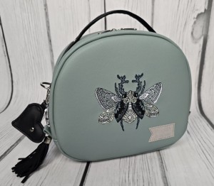 Torebka Hugo szałwia z haftem żuka