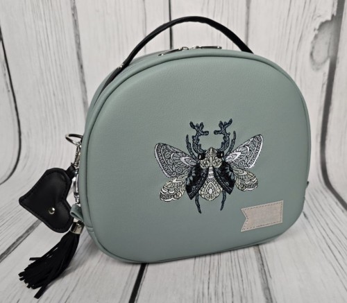 Torebka Hugo szałwia z haftem żuka