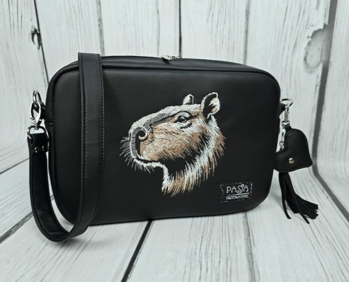 Torebka box czarna z  haftem kapibary