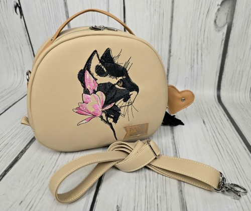 Torebka Hugo ciemny beż z haftem czarnego kota z magnolią 