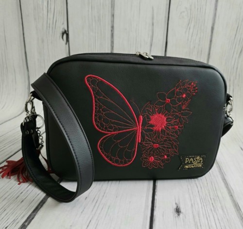 Torebka box czarna z haftem czerwonego motyla