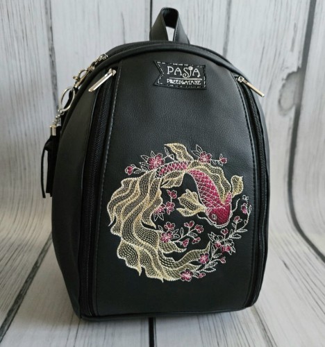  Plecak czarny z haftem złotej rybki
