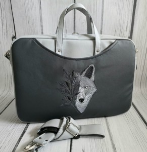 Torba na laptop szaro-czarna z haftem wilka z gałązką