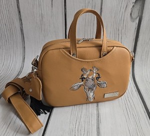 Torebka box karmel z haftem żyrafy