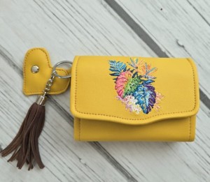  Portfel musztardowy z haftem tęczowej monstery M