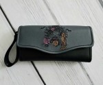  Portfel czarno- grafitowy z haftem czarownicy z kotem