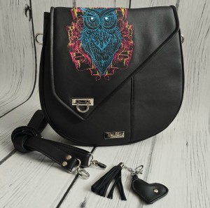 Torebka Perla czarna z haftem kolorowej sowy