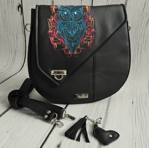 Torebka Perla czarna z haftem kolorowej sowy