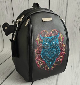  Plecak czarny z haftem kolorowej sowy 