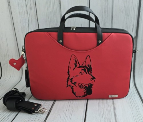 Torba na laptop czarno- czerwona z haftem owczarka niemieckiego