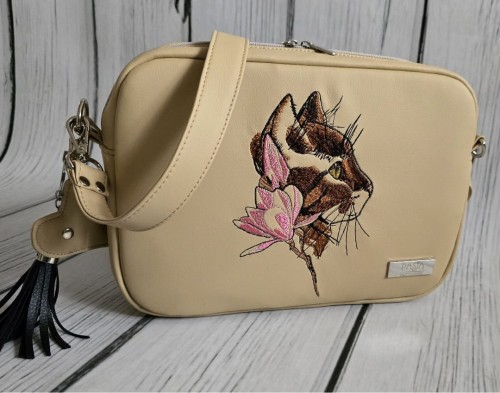 Torebka box ciemny beż z haftem brązowego kota z magnolią 