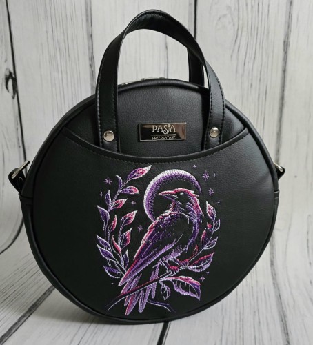 Torebka Magdalena czarna z haftem kruka holo