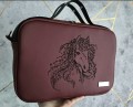Torebka box burgund z haftem konia z listkami