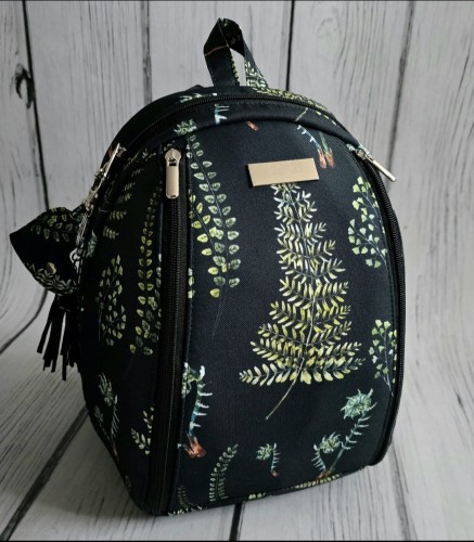 Plecak paprocie na czarnym 