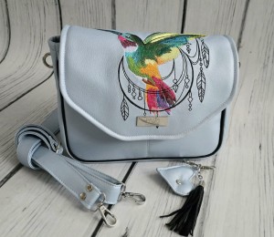 Torebka Filipina błękit perłowy z haftem kolibra 