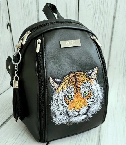  Plecak czarny z haftem tygrysa realistycznego 