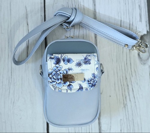 Torebka box telefon błękit nabłyszczany niebieskie kwiaty