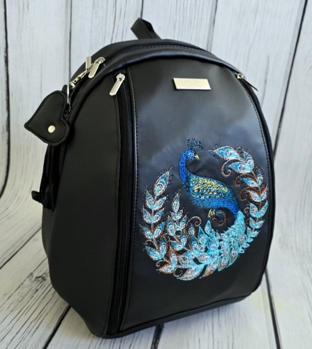  Plecak czarny z haftem pawia