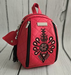 Plecak czerwony z haftem parzenicy góralskiej