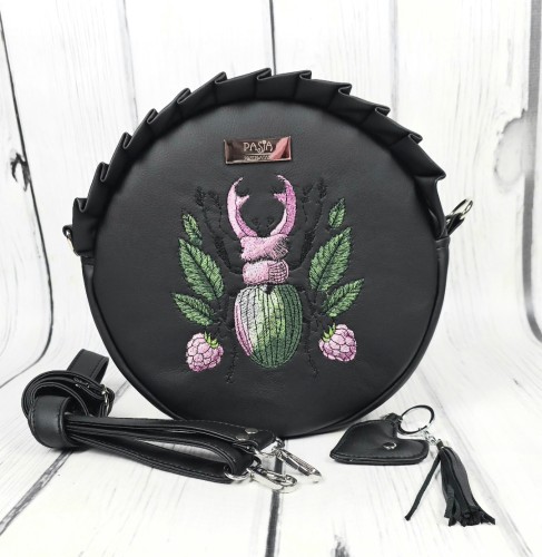 Torebka okrągła czarna z haftem żuka z malinami