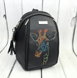  Plecak czarny z haftem żyrafy boho