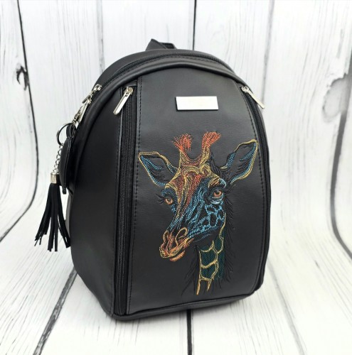  Plecak czarny z haftem żyrafy boho